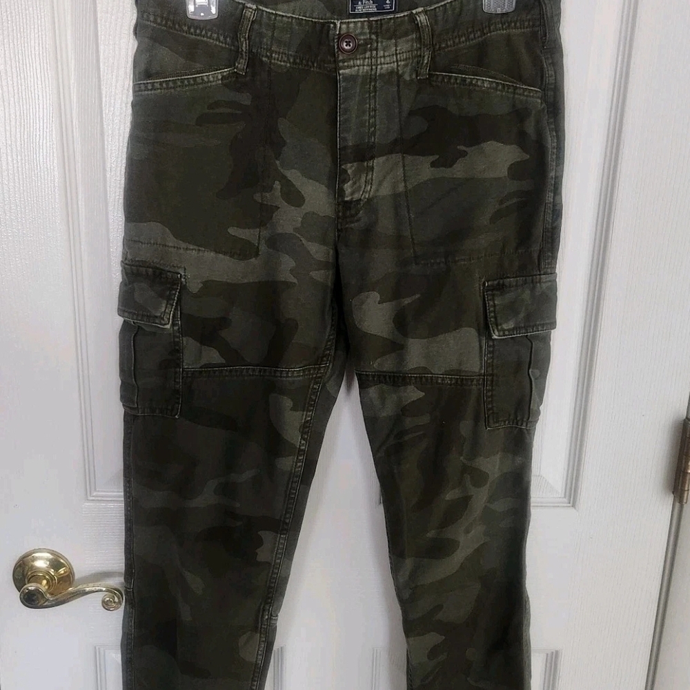 Abercrombie & Fitch Camo Cargo Pants Women Sz 27/4 Low Rise Slim Boyfriend Jean